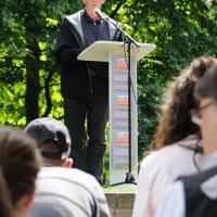 2250_3787 Marathonlesung aus verbrannten Büchern in Hamburg Eimsbüttel. | Denkmal zur Erinnerung an die Bücherverbrennung in Hamburg Eimsbüttel, Isebekkanal.